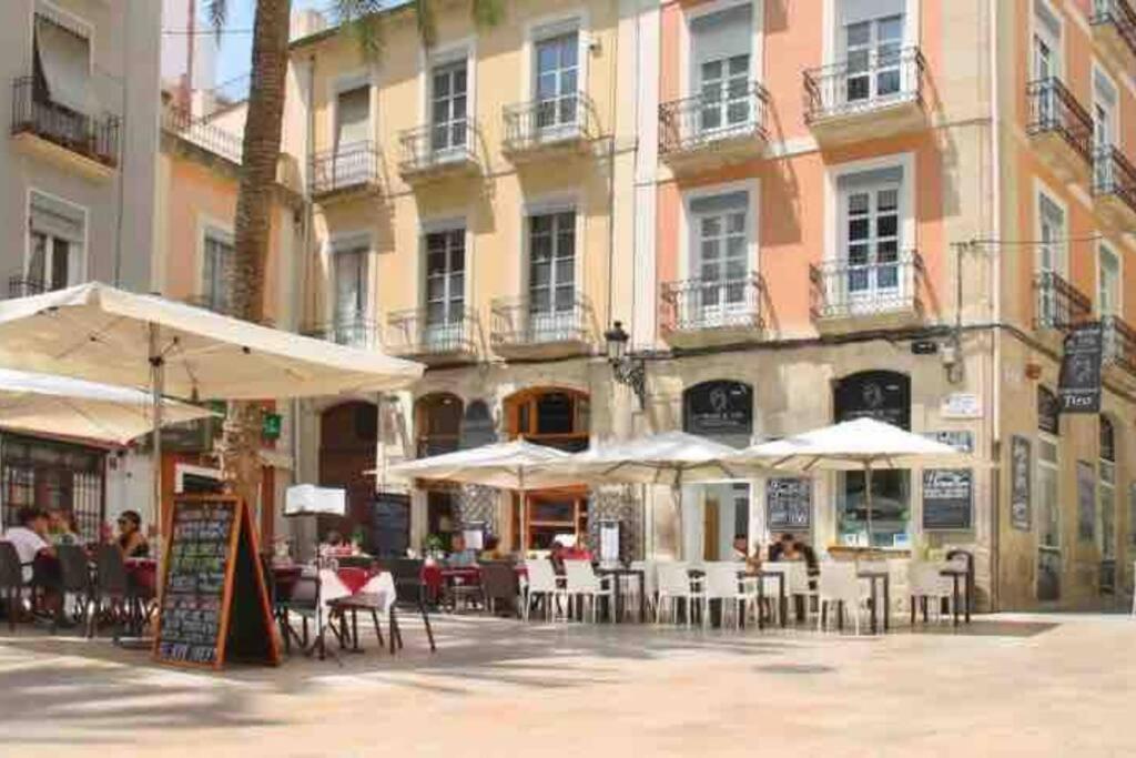 אליקאנטה Charming & Spacious Apartment In Historic Centre & Short Walk To Beach מראה חיצוני תמונה